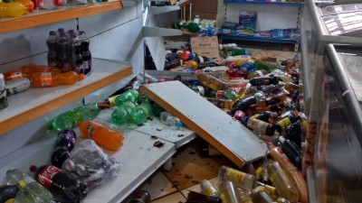 Mercearia fica destruída após carro atingir fachada em Cascavel