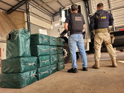 PRF e Receita Federal apreendem meia tonelada de cocaína em Doutor Camargo.
