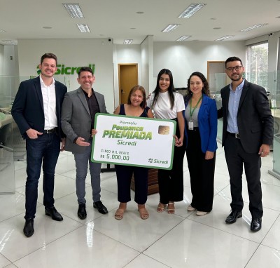 Sicredi Vale do Piquiri Abcd PR/SP entrega prêmio da Promoção Poupança Premiada a associada de Santo André (SP)