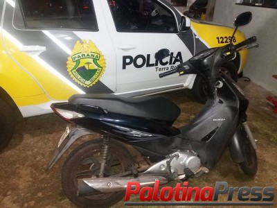 Polícia Militar de Terra Roxa, após atender roubo a residência, recupera motoneta roubada.