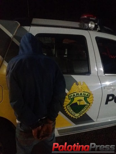 Polícia Militar de Terra Roxa prende homem dentro de estabelecimento cometendo furto.