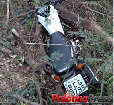 Palotina - Motocicleta furtada é localizada por crianças, abandonada em meio a matagal.