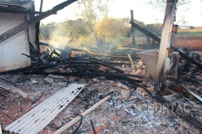 Residência é destruída pelo fogo em Novo Três Passos