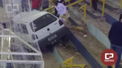 Automóvel invade Ginásio de Esportes de Assis Chateuabriand