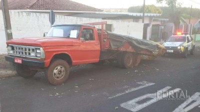 Caminhão quebra e PM recupera carga de madeira furtada em Toledo