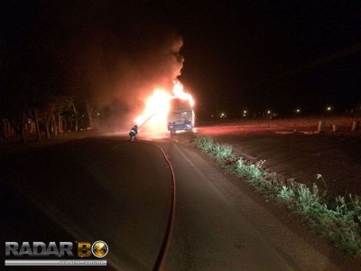 ÔNIBUS FICA DESTRUÍDO APÓS INCÊNDIO ENTRE ASSIS E JESUÍTAS