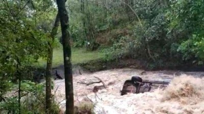 Carros são arrastados e um deles despenca de cachoeira no Rio Marrecas em Toledo