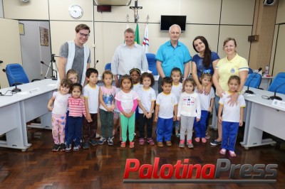 Crianças do CMEI Girassol conhecem Câmara de Palotina