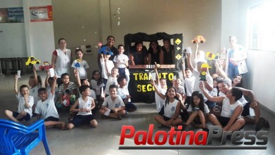 Agentes de Saúde realizam teatro de fantoche sobre trânsito nas escolas Vitorino e Vale Verde