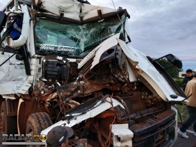 COLISÃO ENTRE DOIS CAMINHÕES É REGISTRADA NA BR 467 EM TOLEDO