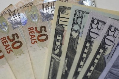 Dólar opera em queda após as eleições e chega a bater R$ 3,70