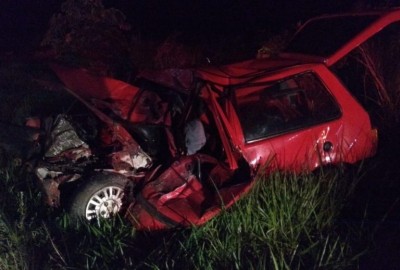 Carro bate de frente contra caminhão e cinco pessoas morrem em rodovia do Paraná