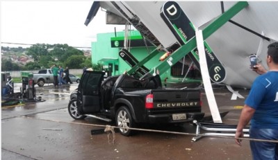 Temporal provoca estragos no Paraná; caminhonete foi destruída em posto de gasolina