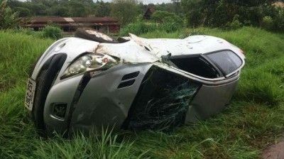 Veículo com placas de Palotina capota em Cascavel e duas mulheres ficam feridas