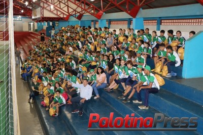 Palotina distribui 500 kits de materiais esportivos para alunos de escolas municipais