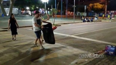 Cascavel - Após fim das comemorações, eleitores de Bolsonaro limpam Avenida Brasil