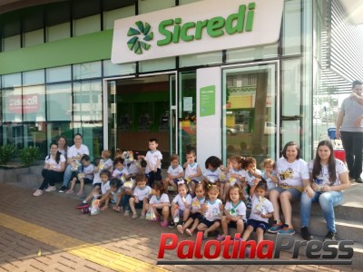 Sicredi comemora Dia Mundial da Poupança apoiando iniciativas de educação financeira.