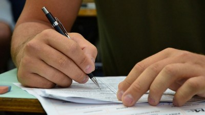 Enem tem 1º dia de provas com Redação; portões fecham às 13h