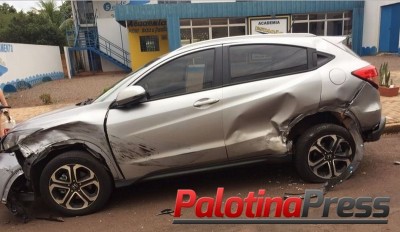 Palotina - Condutor de Saveiro bate em HR-V estacionado