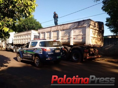 Caminhão Bi-caçamba roubado e com placas falsas de Palotina é apreendido com cigarros pela PM de Itaquiraí