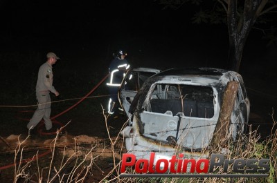 Palotina - Carro pega fogo após condutor perder controle e colidir em árvore. 