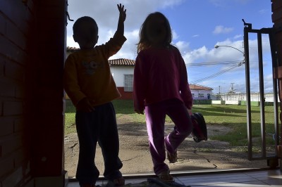 Mãe leva filha para creche e avisa que não volta para buscá-la