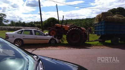 Vectra de Palotina se envolve em acidente em Maripá. Com impacto, trator foi parar em cima do veículo. 