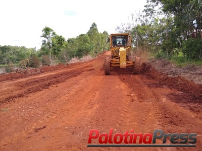 Prefeitura realiza melhoria em estrada na Linha Cinco Mil