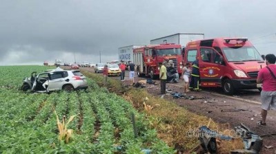 Batida entre carro e caminhão deixa dois mortos e um ferido grave na PR 239