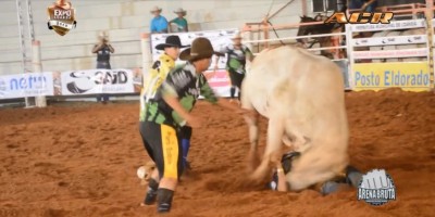 Peão de rodeio cai e fica em estado grave após ser pisoteado por touro