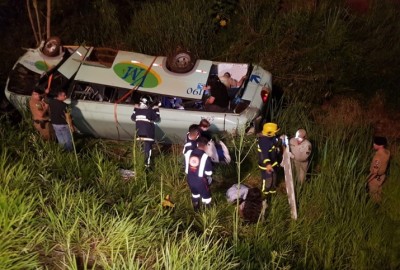 Campo-Mourão - Micro-ônibus com funcionários da JBS tomba e deixa mortos e feridos