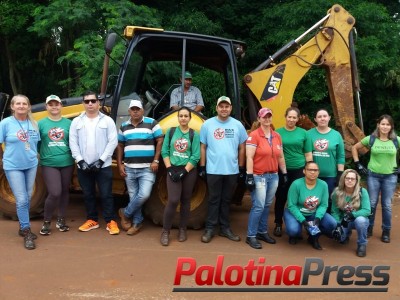 Prefeitura realiza limpeza de área verde no Bairro Osvaldo Cruz