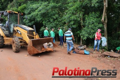 Palotina recupera asfalto de acesso a Vila Nice