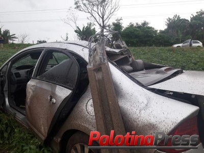 Palotina - Veículo fica destruído após motorista perder o controle, entrar na lavoura e acertar poste na beira da rodovia.