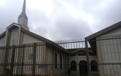 Jovem invade igreja e esfaqueia fiéis durante culto, em Aparecida de Goiânia