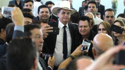 Bolsonaro almoça com artistas e se diz apaixonado por música sertaneja