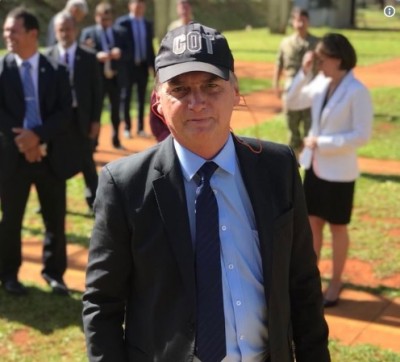 Bolsonaro faz flexão com tropa de elite da PF, almoça com colegas do Exército e visita igreja batista