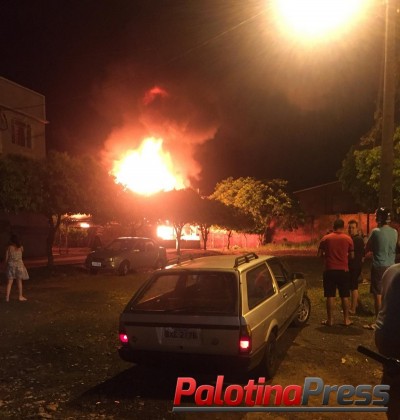 Residência fica destruída durante incêndio em Terra Roxa 