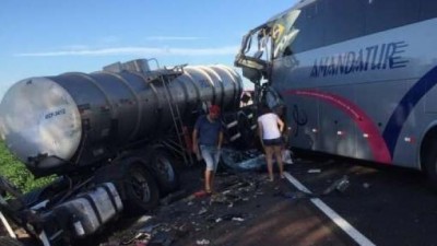 Grave acidente entre dois ônibus e caminhão mata duas pessoas em Sertaneja