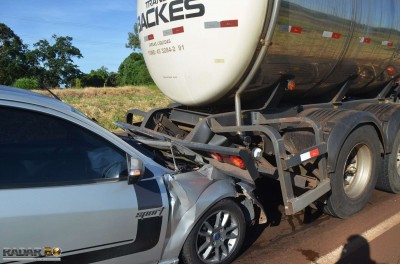 CARRO COLIDE CONTRA TRASEIRA DE CARRETA NA BR 467 EM TOLEDO