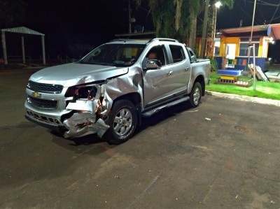 PRF DO POSTO DE SANTA TEREZINHA DE ITAIPU RECUPERA UMA  CAMINHONETE TOMADA EM ASSALTO EM MEDIANEIRA, PRENDE DOIS SUSPEITOS E APREENDE DUAS ARMAS USADAS NA REALIZAÇÃO DO ASSALTO.