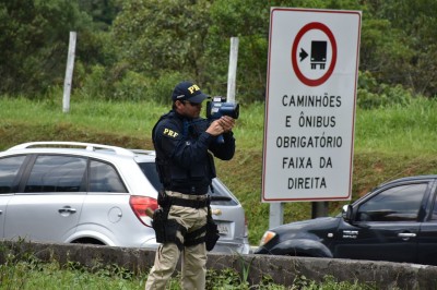 PRF flagra três mil motoristas acima da velocidade por dia no feriado de Ano Novo no Paraná