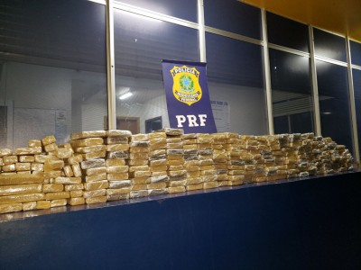 PRF PRENDE CASAL DE ARGENTINOS TRANSPORTANDO 189 QUILOS DE MACONHA EM FUNDO FALSO