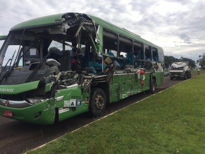 Cinco pessoas morrem em acidente entre ônibus e caminhão-caçamba na PR-280