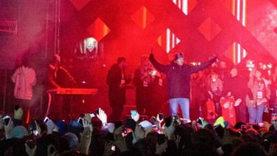 Homem invade palco e mata prefeito a facadas na Polônia