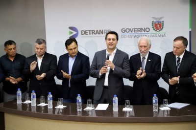 Ratinho Júnior anuncia redução de preços de serviços do Detran