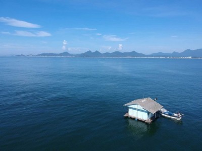 Pescadores encontram casa à deriva em alto mar no litoral: “Nunca vimos nada igual”