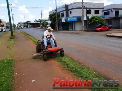 Prefeitura realiza manutenção da grama no canteiro central da Kennedy