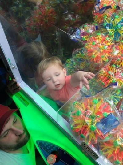 Menino de dois anos fica preso em máquina de pegar brinquedo