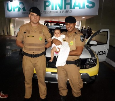 Curitiba - Família para viatura no meio da rua e policiais salvam bebê engasgado